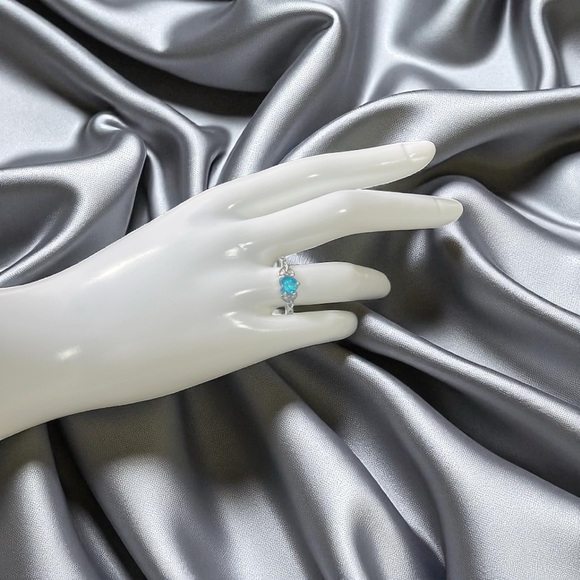 Stunning 925 Sterling Silver Ring with a Blue Heart Stone - Picture 2 of 7